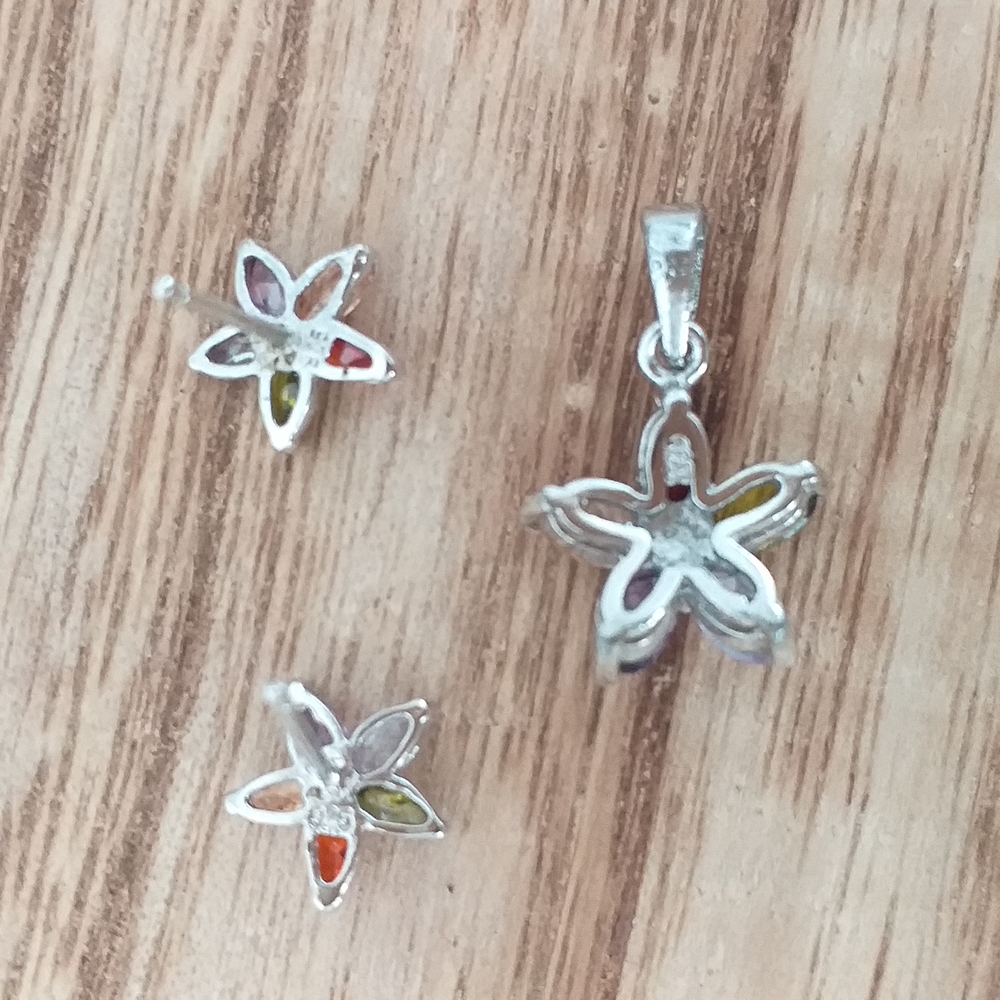 Stainless Steel 925 Floral Set of Earrings and Pendant. - Picture 4 of 5